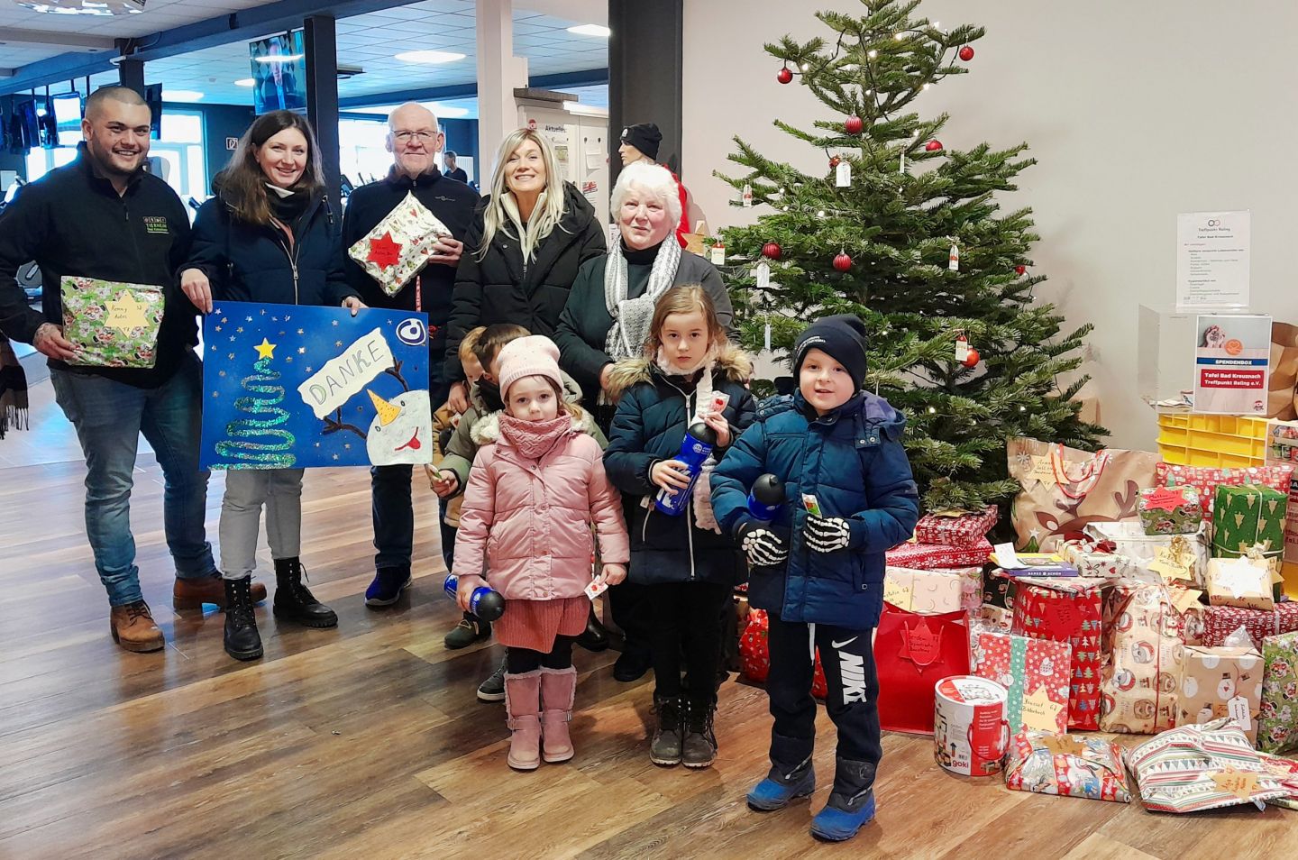 Geschenkeübergabe im Fitnessstudio Merkelbach